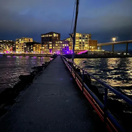 Northern Lights Modern Urban Gem * 特罗姆瑟