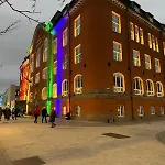 Northern Lights Modern Urban Gem דירה